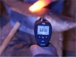 Realizando una medición de temperatura en un trabajo de forja con los lectores de temperatura PCE-889.