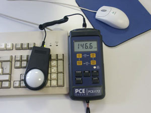 Realizando una medición de luminosidad con el medidor PCE-172.