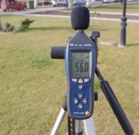 Comprobación del nivel de ruido en un parque con los medidores de sonido.