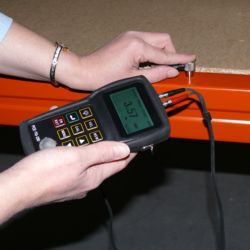 Aquí se ve el medidor de espesores por ultrasonido PCE-TG 250 en una aplicación.