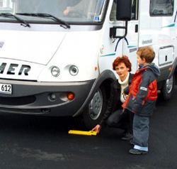 Balanza para coches PCE-CWC pesando una camper