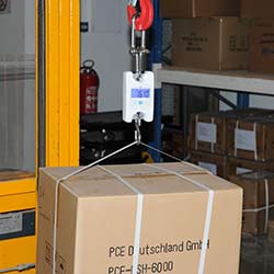 Balanza de gancho digital PCE-HS 150 realizando un pesado