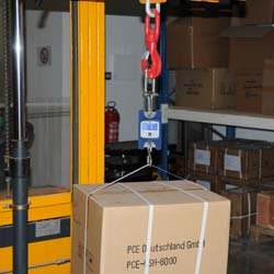 Balanza de gancho digital PCE-HS 150 realizando un pesado
