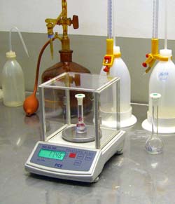 Uso de la balanza cuentapiezas de la serie PCE-BS en laboratorio.