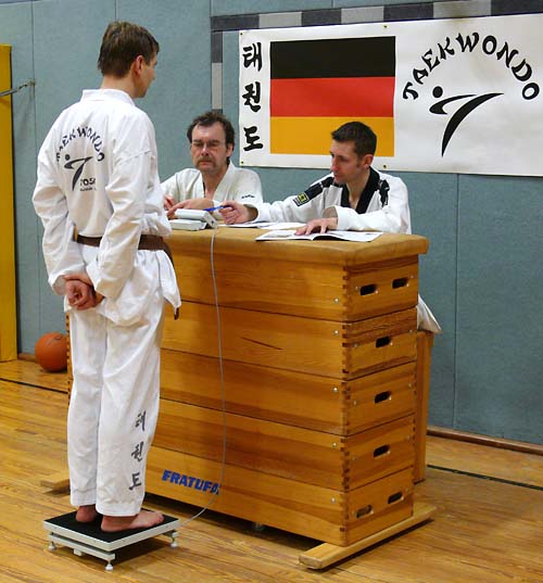 Imagen de uso de la balanza deportiva siendo utiliza en una competición de taekwondo