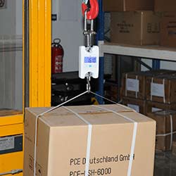 Balanza para equipaje digital PCE-HS 150 realizando un pesado