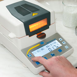 Teclado de la balanza para medición de humedad PCE-MA 110 con una disposición intuitiva.