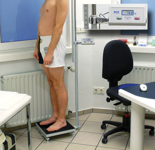 Imagen de uso de la balanza pesapersonas siendo utiliza en una consulta medica