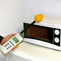 Medidor de campo electromagnético PCE-EM 30 midiendo microondas