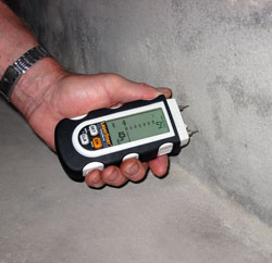 Comprobación de la humedad en una pared con el medidor de humedad DampMaster