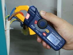 Ampermetro PCE-D3 sin contacto, detectando con luz sealizadora la tensin del cable de una instalacin elctrica.