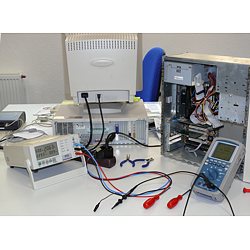 Uso del analizador de potencia PKT-2510 reparando un ordenador.