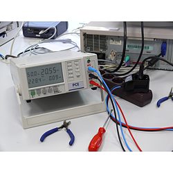 El analizador de potencia PKT-2510 con el adaptador de corriente PCE-PA-ADP.