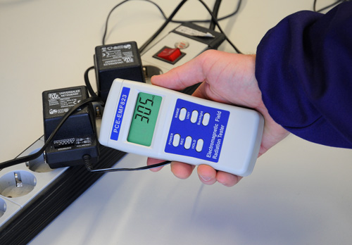 Comprobación del nivel de radiación magnetica en una torre de alta tensión con el analizador.
