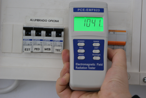 Medición del la radiación magnética en un cuadro eléctrico con el analizador PCE-EMF 823