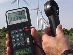 Realizando una medicin de la velocidad del aire con el anemometro.