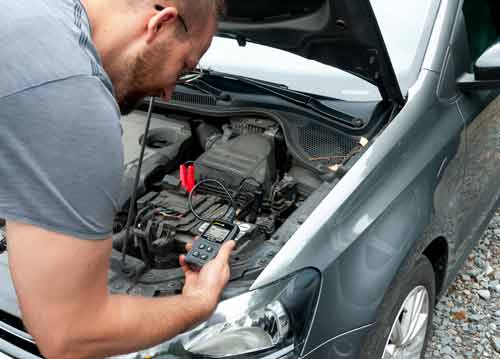 Verificando la batera de un coche con el comprobador de bateras de coche 