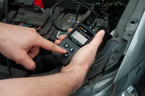 Imagen de uso del comprobador de bateras de coche 