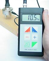 Detector de humedad de madera FME durante la medición de humedad de madera