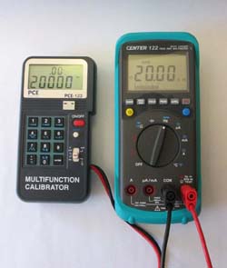 Calibrador de corriente PCE-123 comprobando un multímetro C-122
