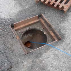 Uso de la cámara de inspección de tuberías en una canalización