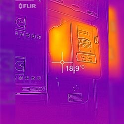 La cmara IR FLIR ONE para telfono mvil midiendo en un contador de la luz.