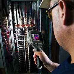 Control de temperatura de componentes electrónicos con una cámara térmica de la serie Flir Ebx
