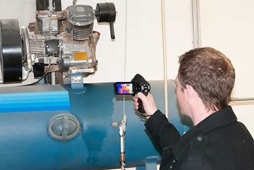 La cámara térmica PCE-TC 9 en la aplicación en una inspección