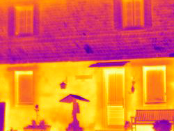 Cámara termográfica: Diferencia entre una fachada con aislamiento y sin aislamiento