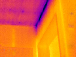 Imágenes térmicas del interior de un edificio con la cámara termográfica.