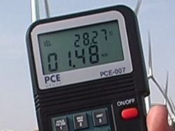 Comprobación de la medición de la velocidad del aire con el caudalímetro PCE-007.