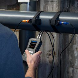 Midiendo con el caudalmetro ultrasnico serie PCE-TDS 200 en una tubera grande