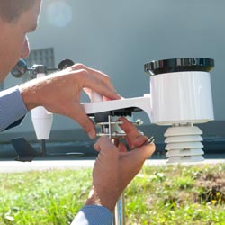 Imagen instalando los sensores de la central meteorolgica