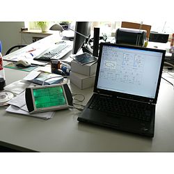 Aquí observa la central meteorológica PCE-FWS 20 conectado a un portátil con el software