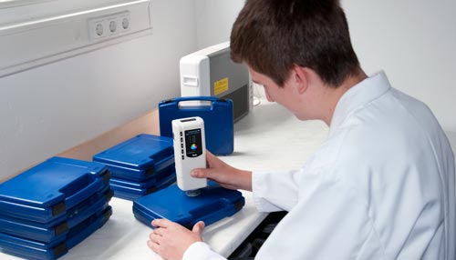 Aquí ve el colorímetro PCE-CSM 2 y PCE-CSM 4 realizando una medición en una empresa.