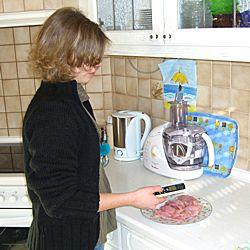 Uso del controlador de temperatura para alimentos midiendo la temperatura del queso.