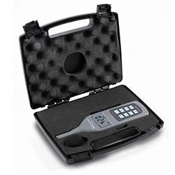Imagen del contenido del env�o del data logger en un malet�n robusto.