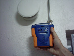 Detector de fugas Tetra realizando una comprobación de salida de gases.