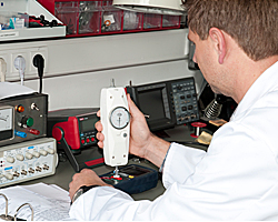 El medidor de fuerza analógico durante una comprobación de teclas