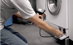 Inspeccionando una lavadora con el endoscopio PCE-DE 50.