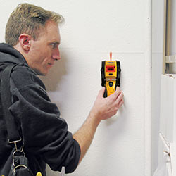Aquí puede ver el escáner multifunción de pared en uso por un técnico de obra