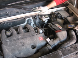 Utilización del fonendoscopio PCE-S 41 en el mantenimiento de un automóvil.