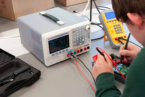 Imagen de uso de la fuente de alimentacin programable PCE-PPS 3305