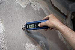 Indicador de humedad constructiva Hydromette BL Compact B en la medición de una pared enfoscada