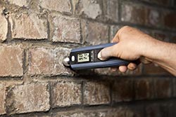 Indicador de humedad constructiva Hydromette BL Compact B en la medición de una pared de ladrillo