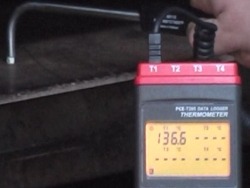Indicador de temperatura midiendo en un horno profesional con la sonda DF-110A.