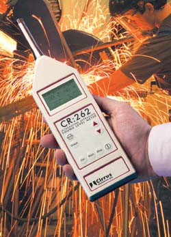 Medidor de sonido CR 262 durante la realización de una medición en un puesto de trabajo.