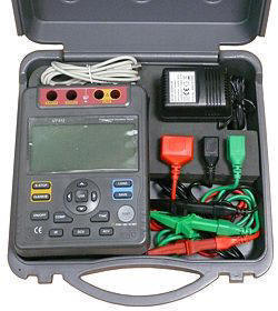 El medidor de aislamiento PCE-UT 512 está guardado en un maletín.