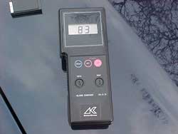 Medidor de brillo IG-310 con el valor mostrado en la pantalla de cerca.