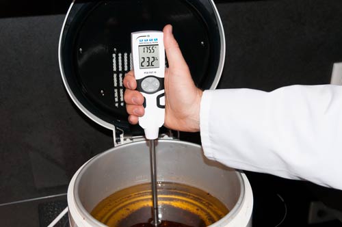El medidor de calidad de aceite de fritura para comprobar la calidad del aceite en la gastronoma. 